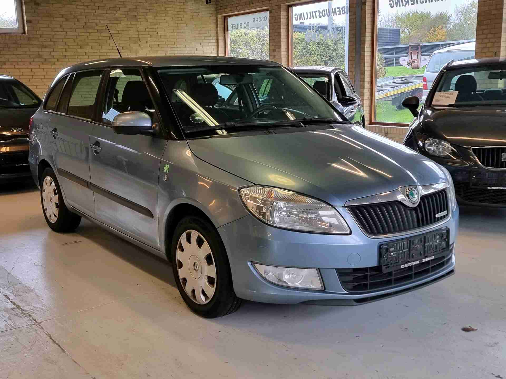 Fronten af en lyseblå Skoda i showroom