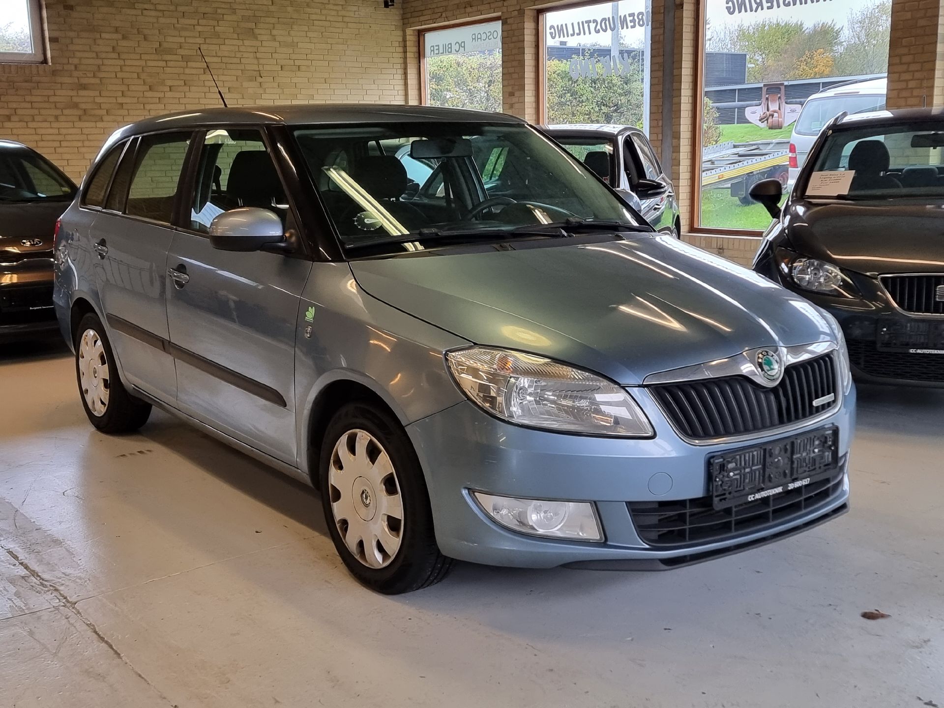Fronten af en lyseblå Skoda